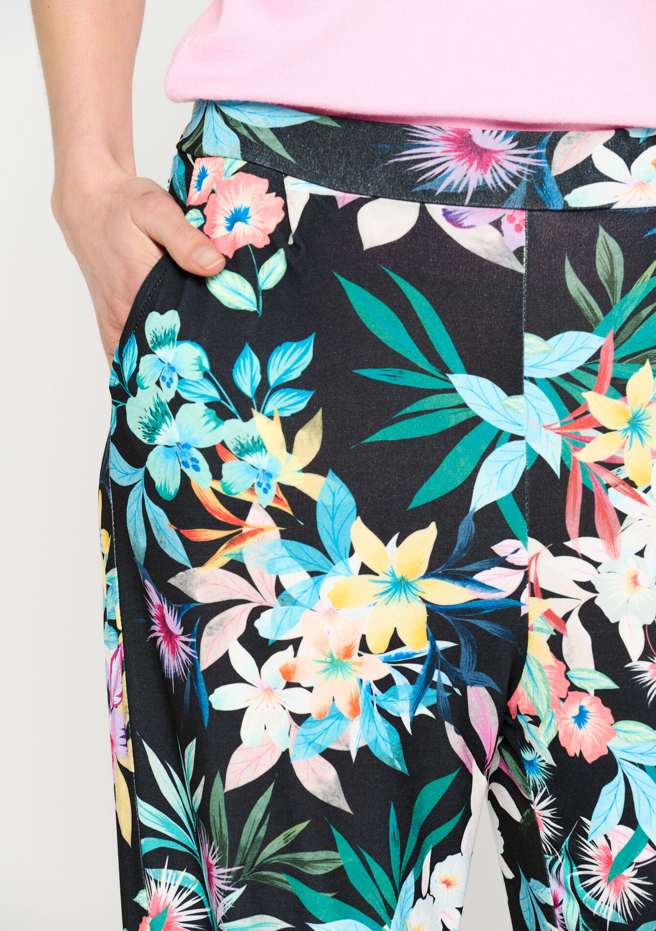 Wide trousers with tropical print, undefined - BLACK - undefined