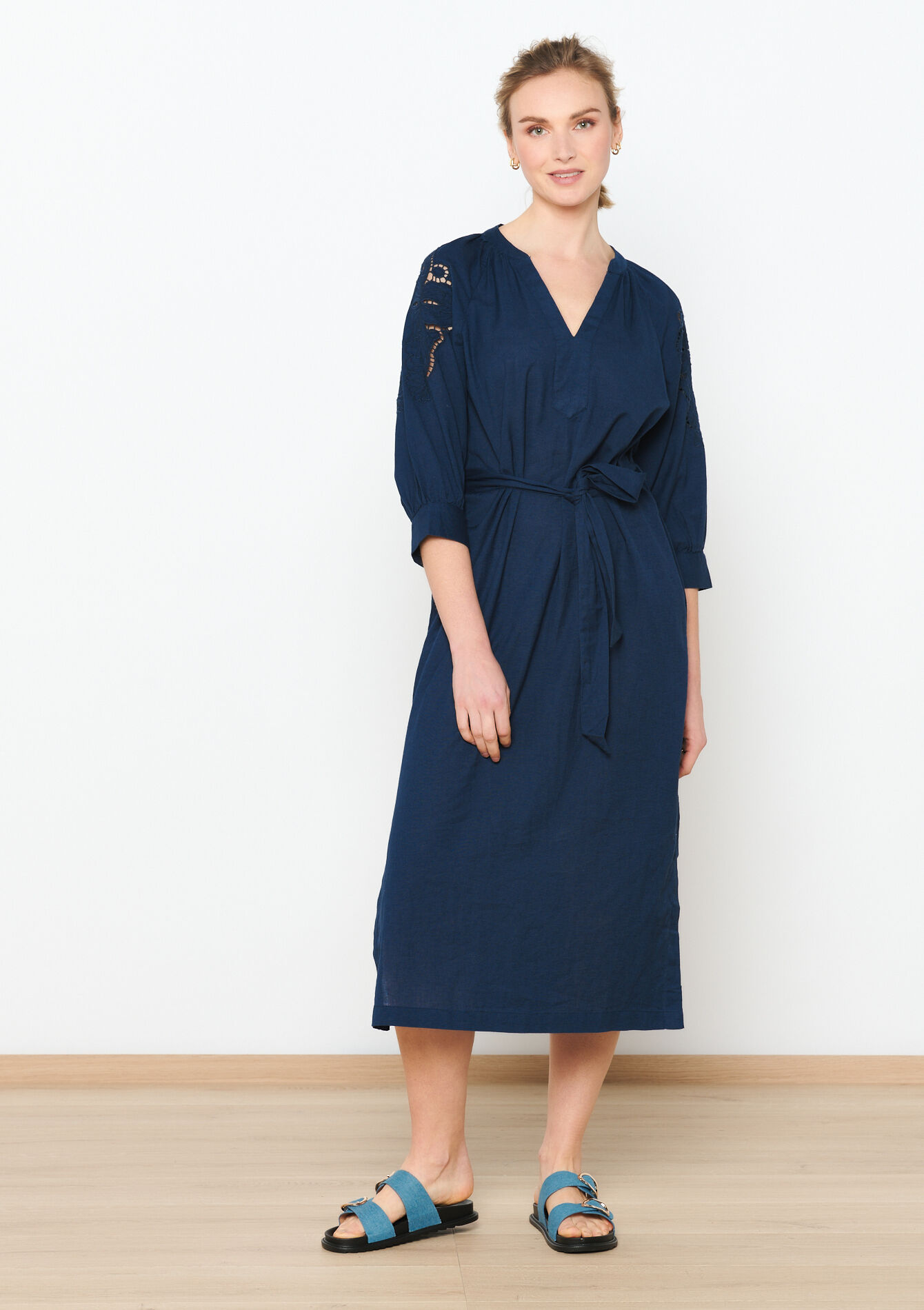 Robe mi-longue avec détail brodé, Robe mi-longue avec détail brodé - NAVY BASIC - 08602230_2723