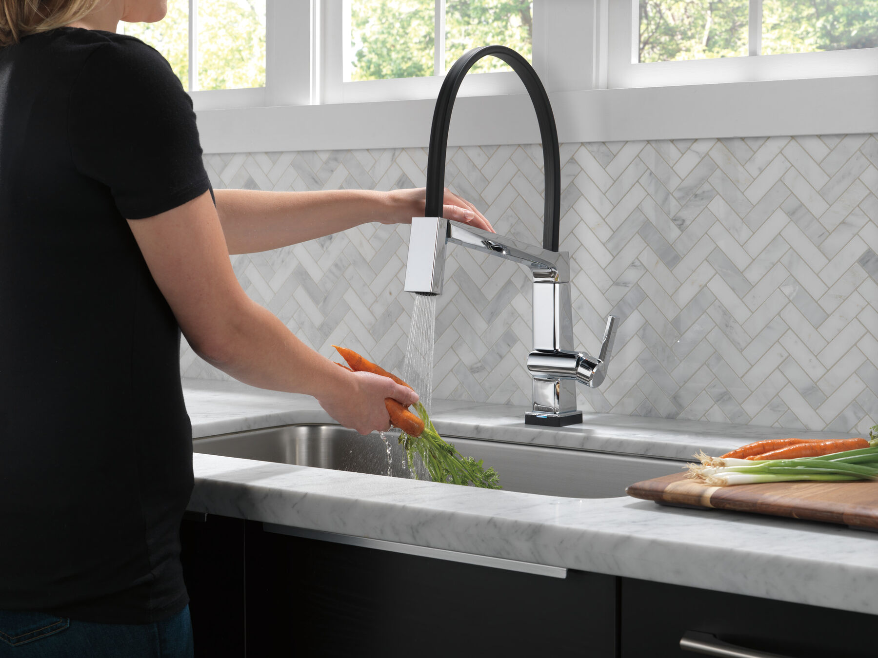 Single Handle Exposed Hose Kitchen Faucet with Touch2O Technology, image 3
