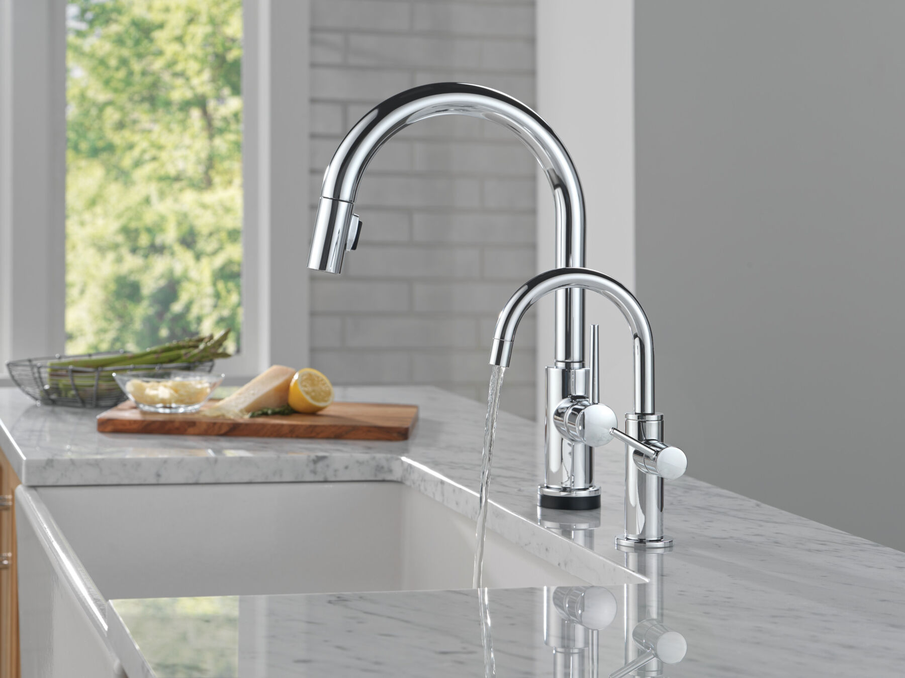 Single Handle Pull-Down Kitchen Faucet with Touch<sub>2</sub>O® Technology, image 2