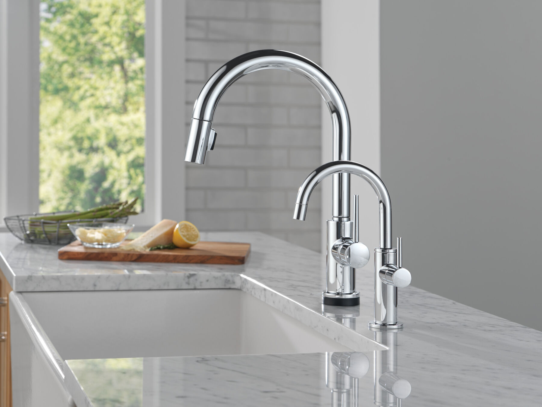 Single Handle Pull-Down Kitchen Faucet with Touch<sub>2</sub>O® Technology, image 3