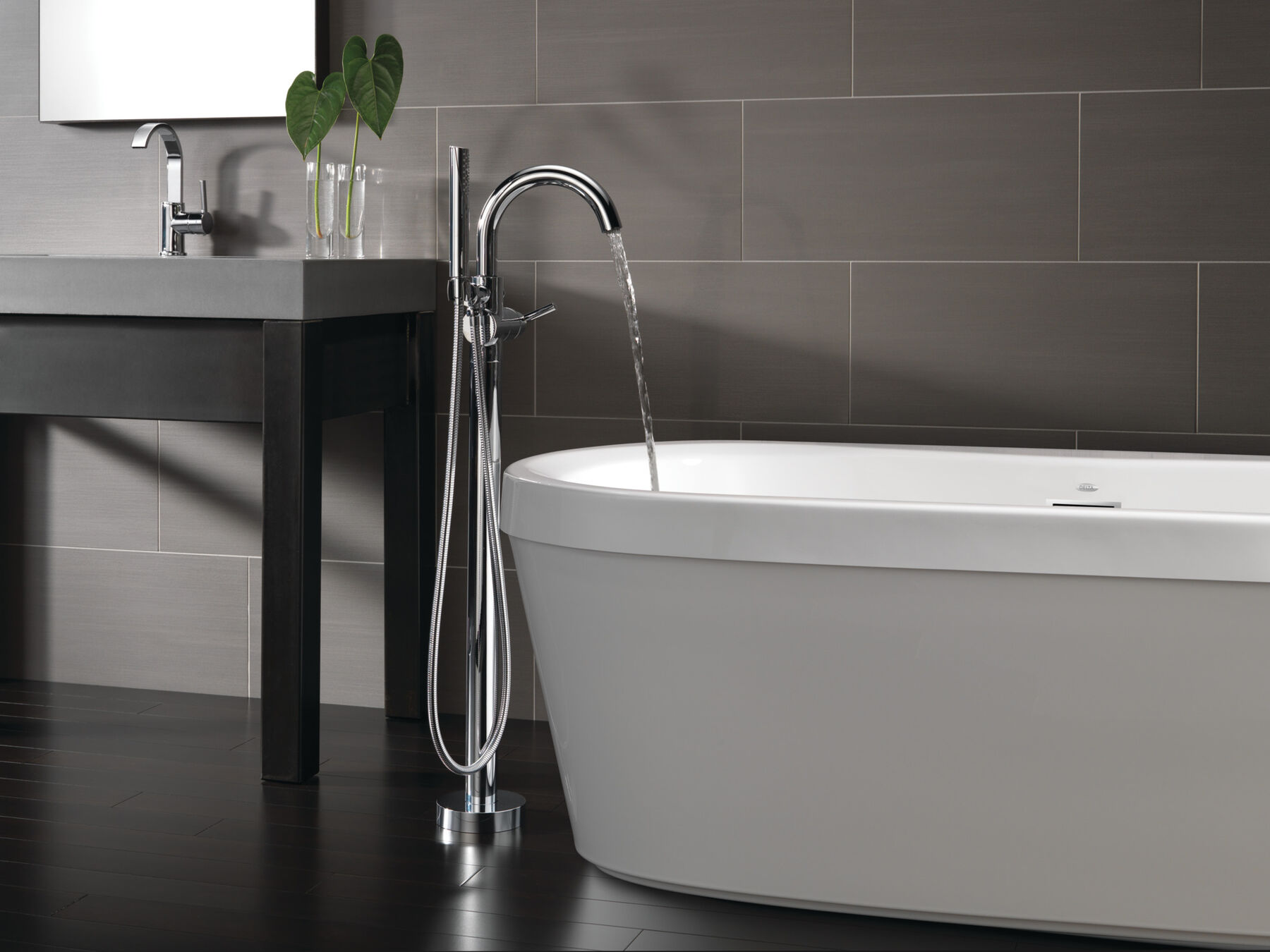 60" x 32" Freestanding Tub with Integrated Waste and Overflow, image 1