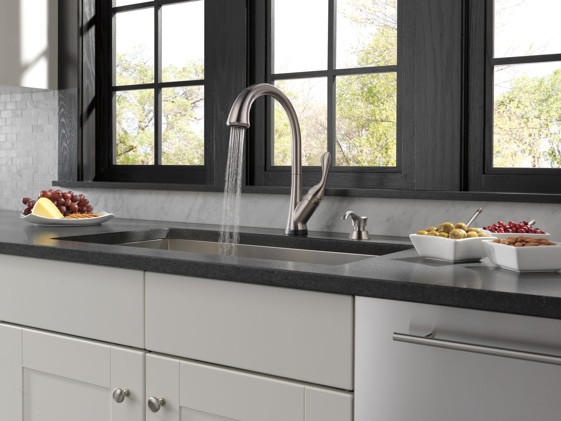 Single Handle Pull-Down Kitchen Faucet with Touch2O® and ShieldSpray® Technologies, image 2