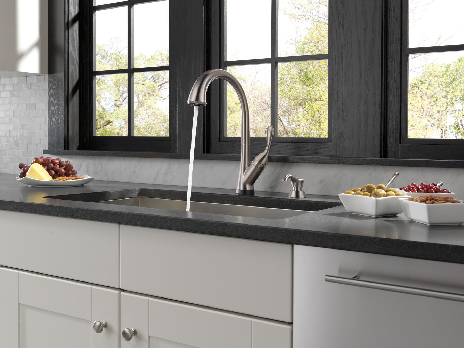 Single Handle Pull-Down Kitchen Faucet with Touch2O® and ShieldSpray® Technologies, image 3