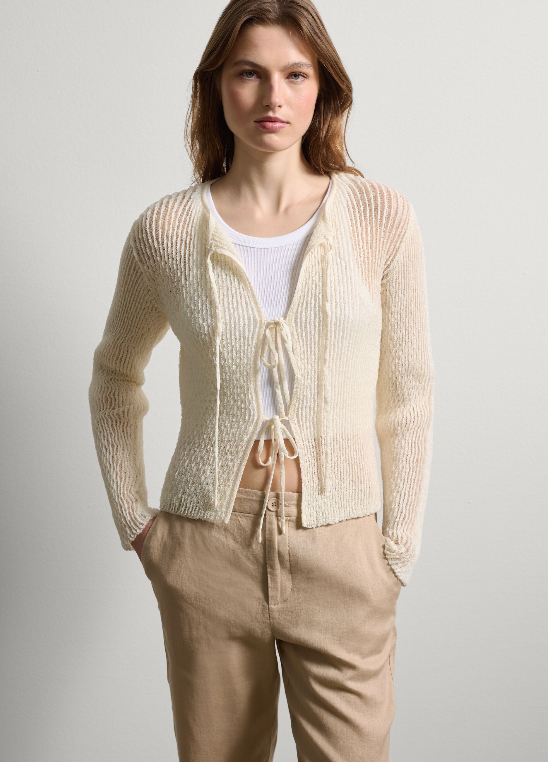 Cardigan lavorato con laccetti Bianco panna