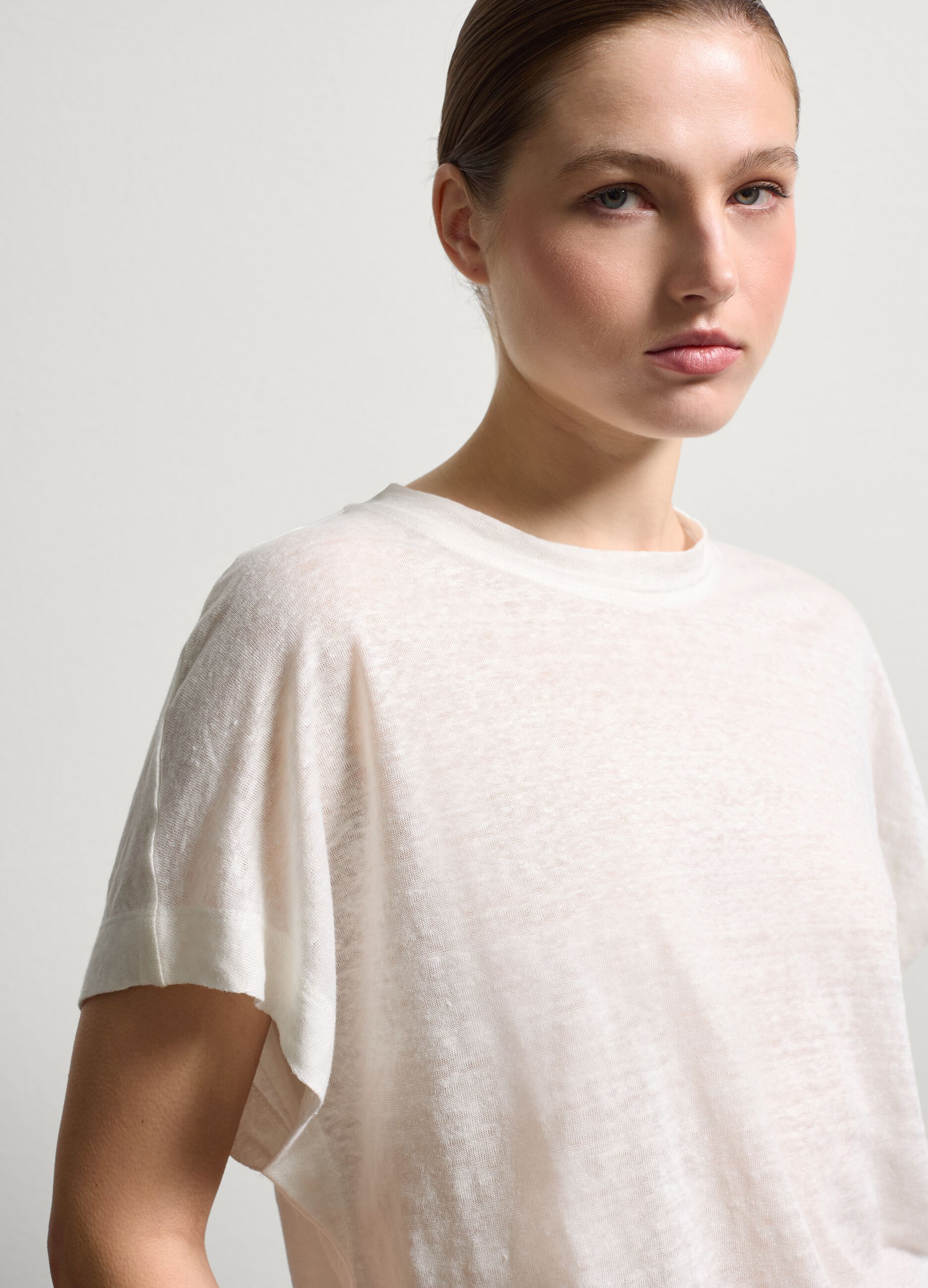 Linen T-shirt with round neck Optical White Linen T-shirt with round neck Optical White