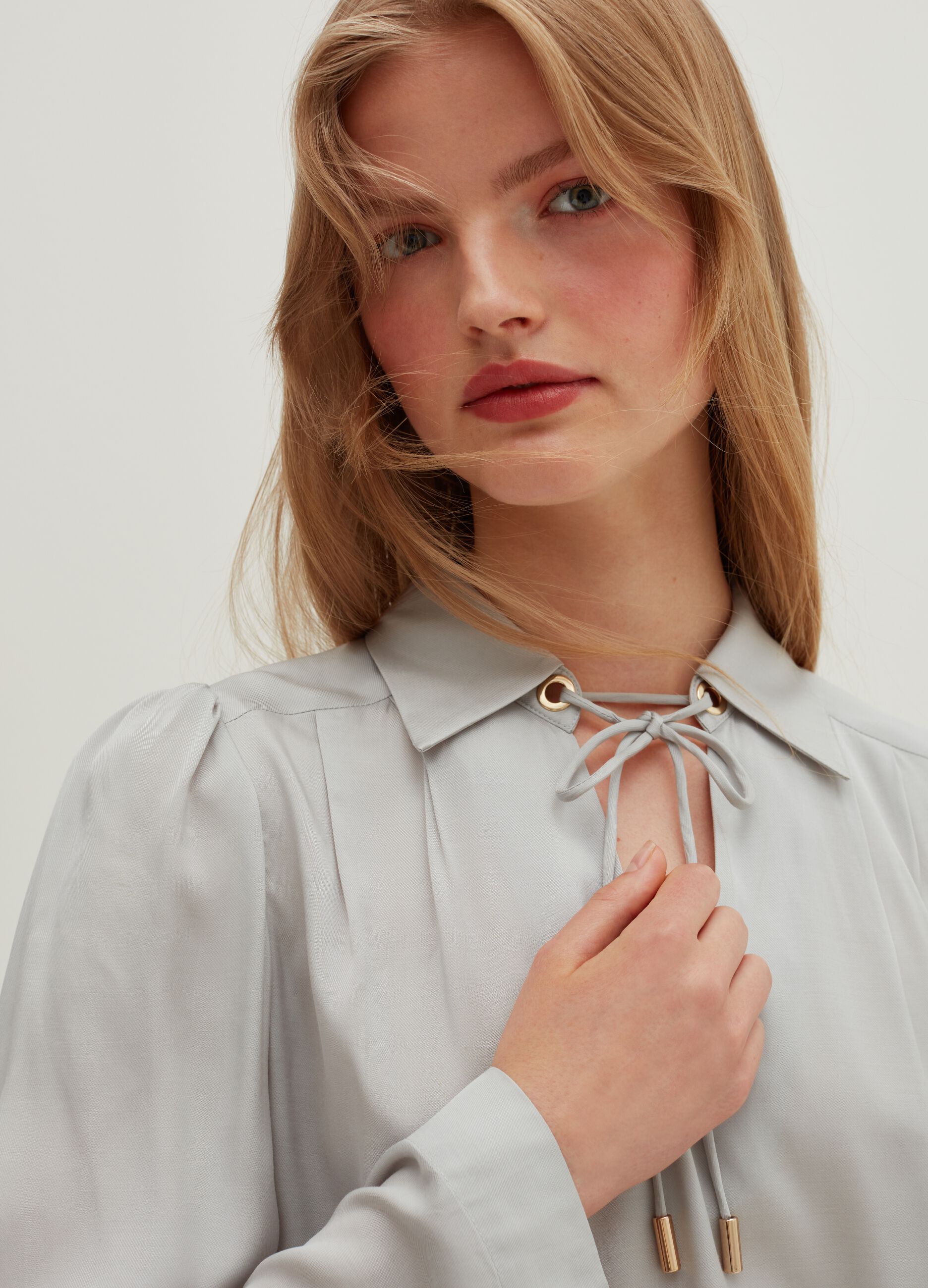 Blouse with polo shirt neck and tie fastening Light silver grey