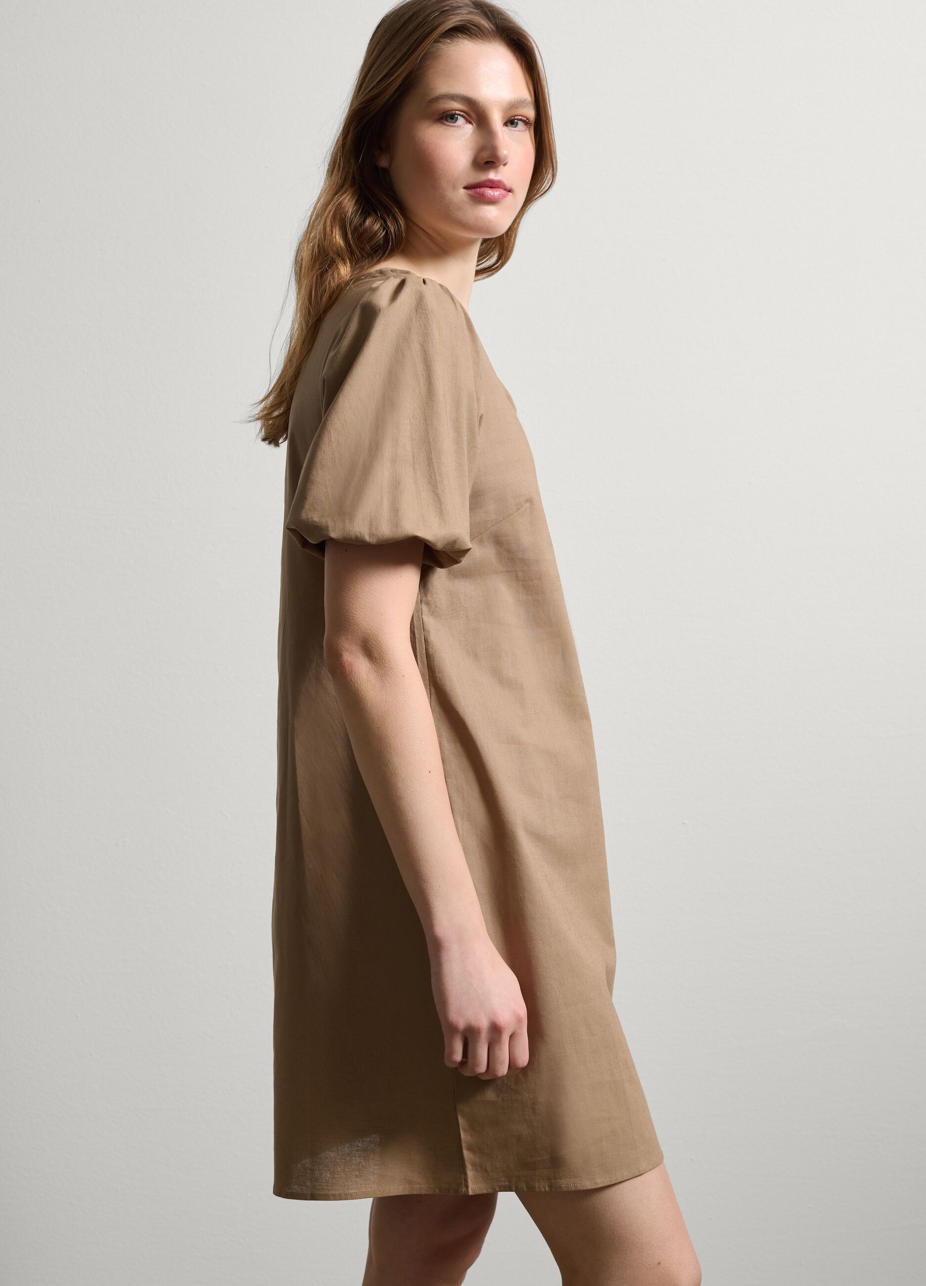 Kurzes Kleid aus Baumwolle und Leinen Beige