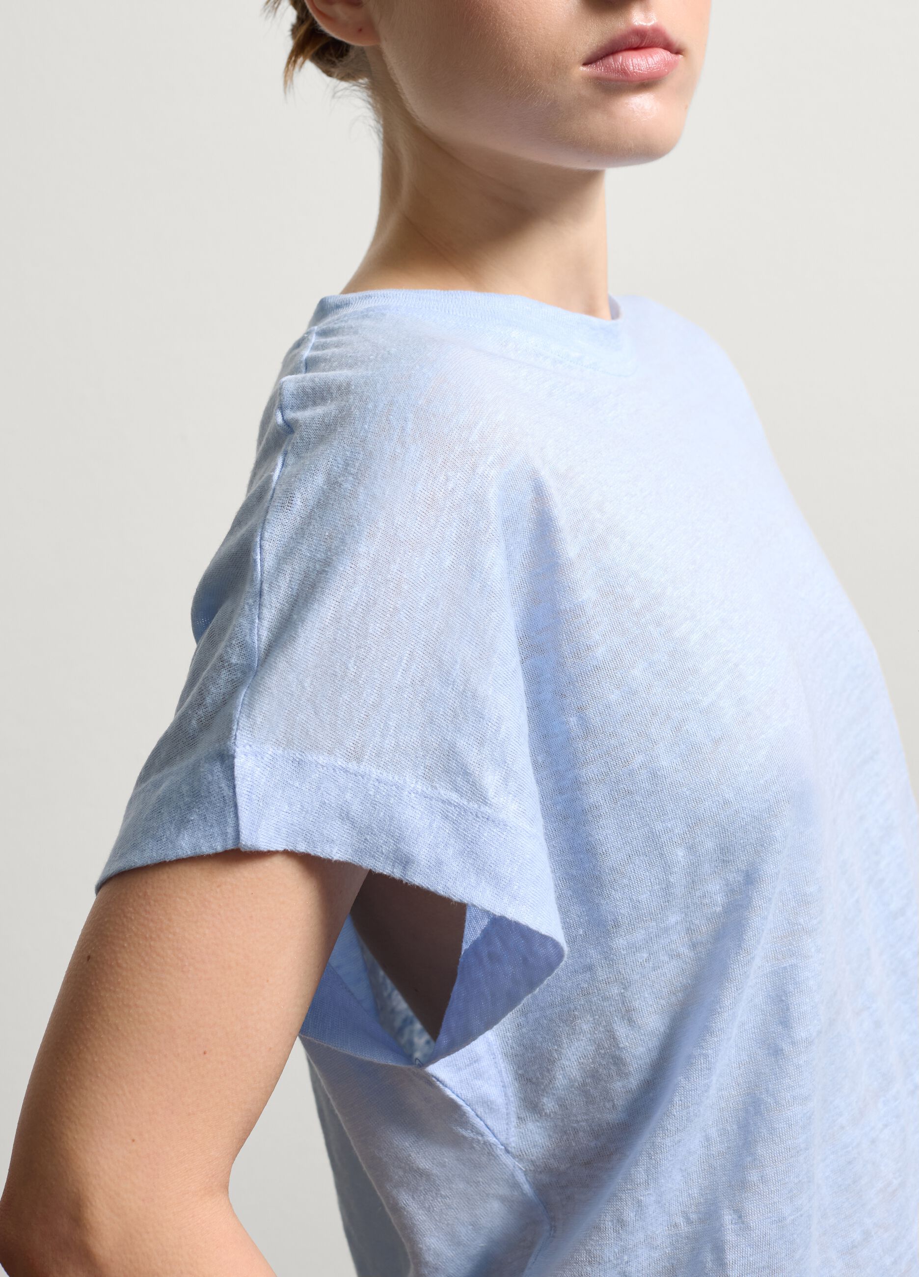 Linen T-shirt with round neck Soft Blue Linen T-shirt with round neck Soft Blue