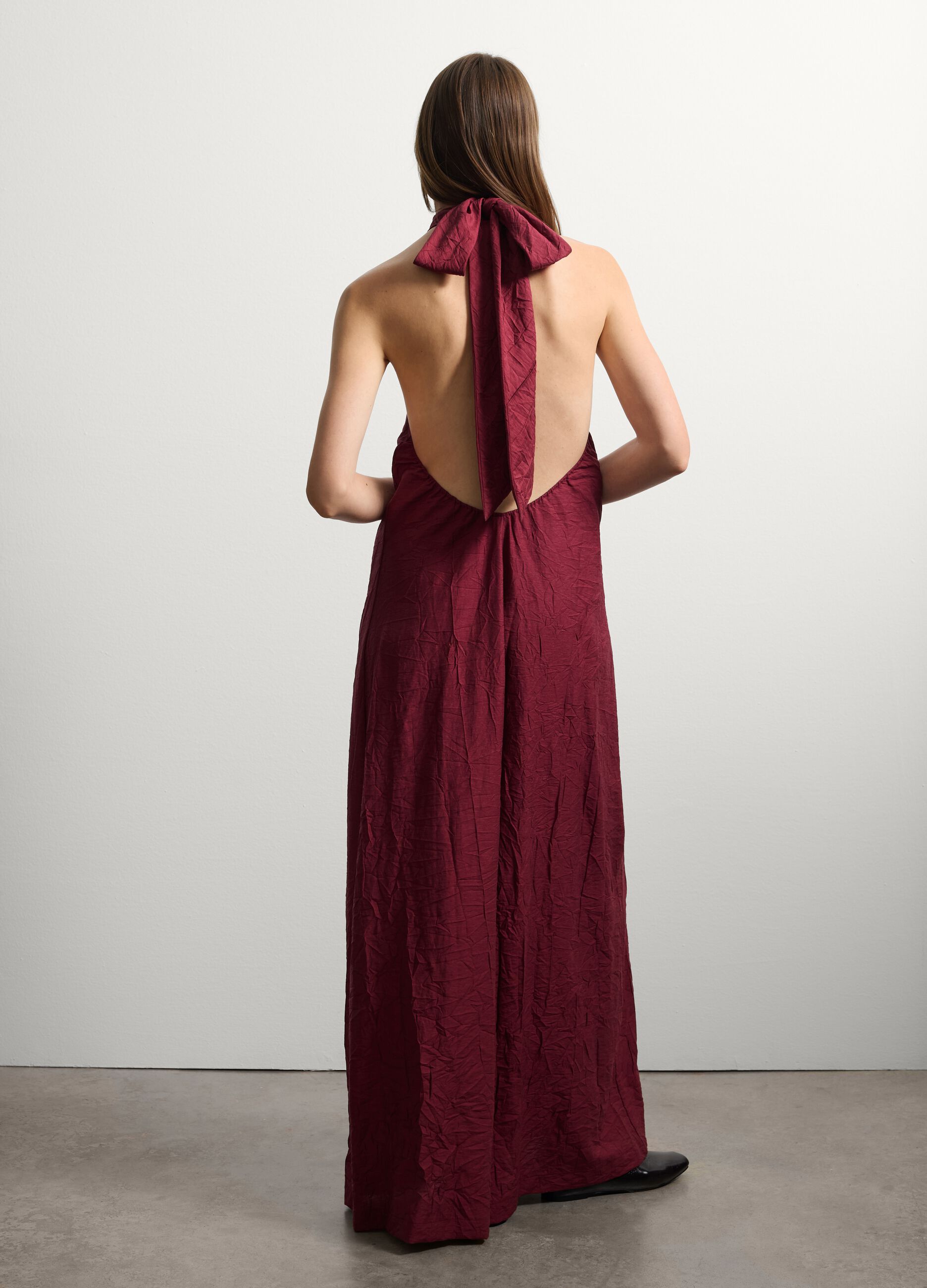 Rotes langes Kleid mit Halter-Ausschnitt Dunkelrot