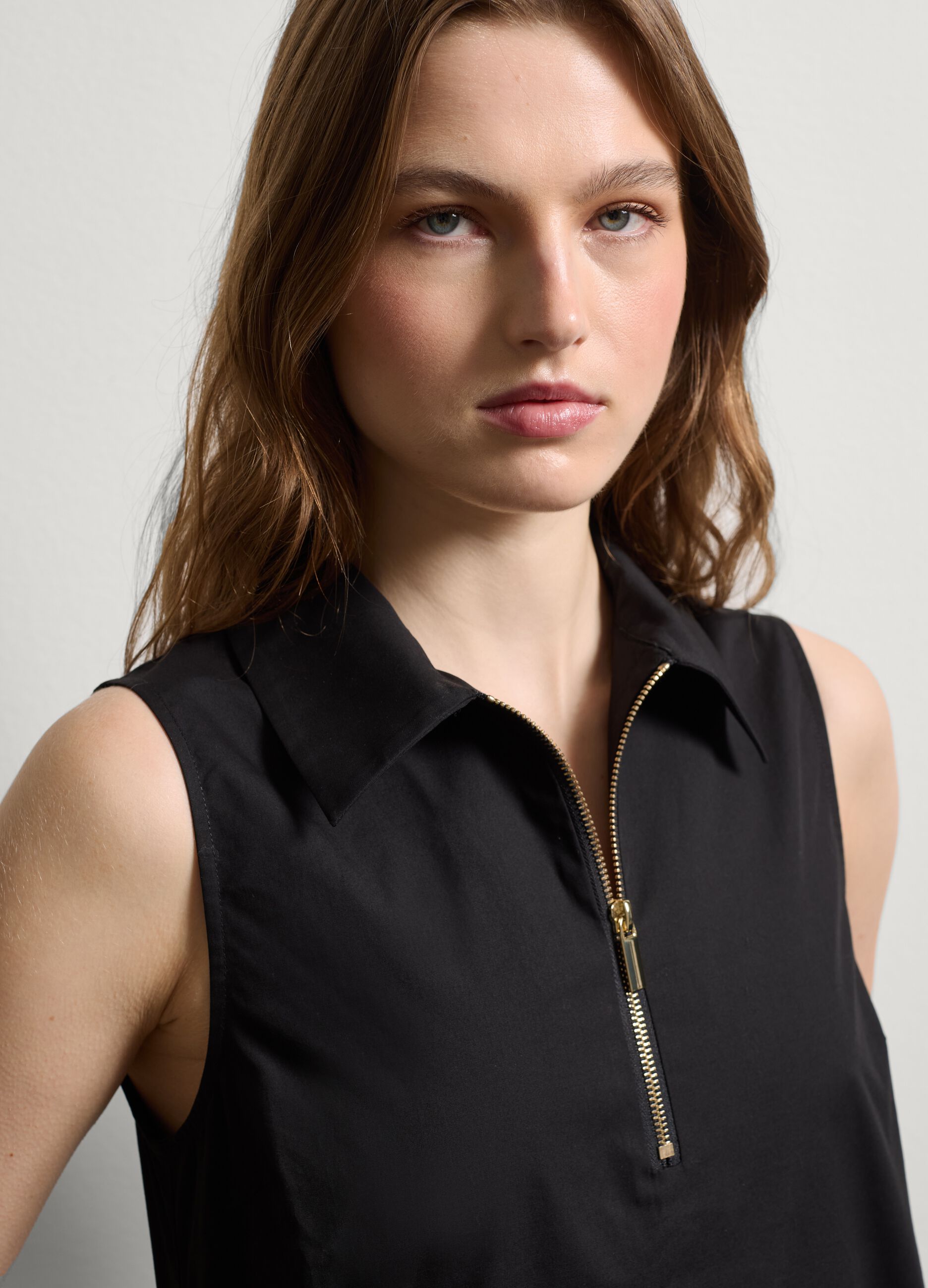 Kurzes Kleid mit Kragen und Reißverschluss Schwarz Kurzes Kleid mit Kragen und Reißverschluss Schwarz