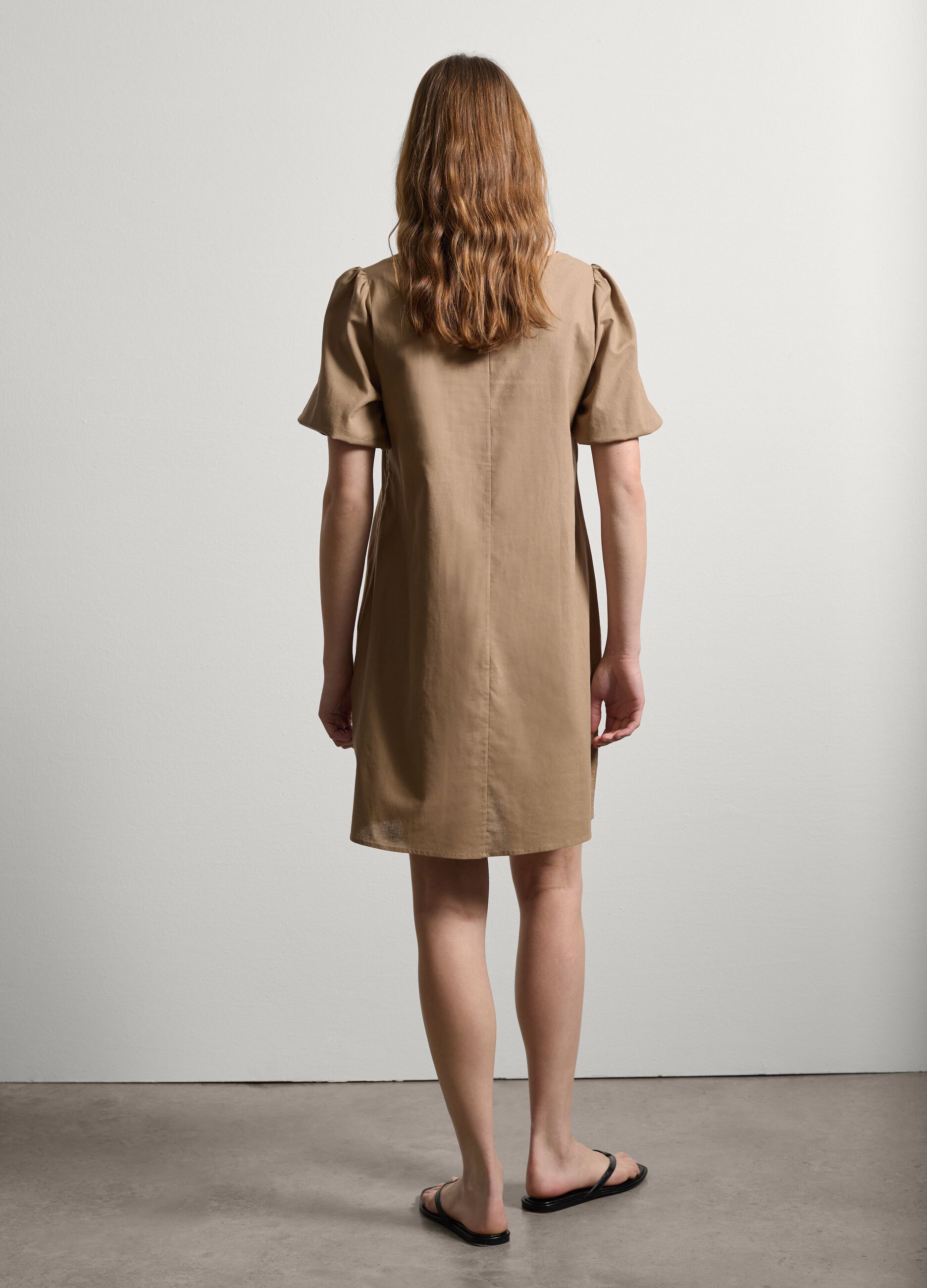 Kurzes Kleid aus Baumwolle und Leinen Beige