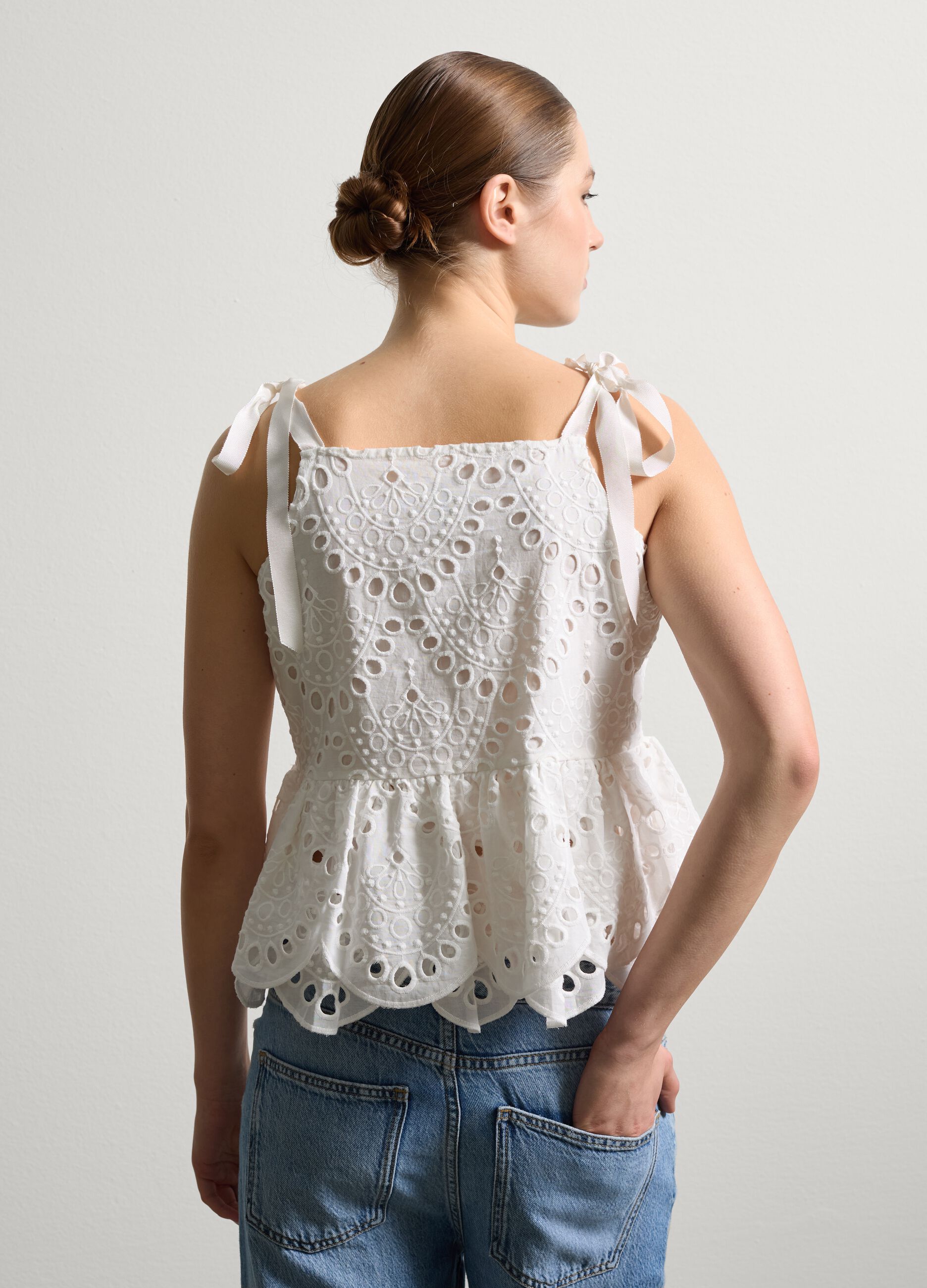 Top in sangallo con fiocchetti Bianco ottico