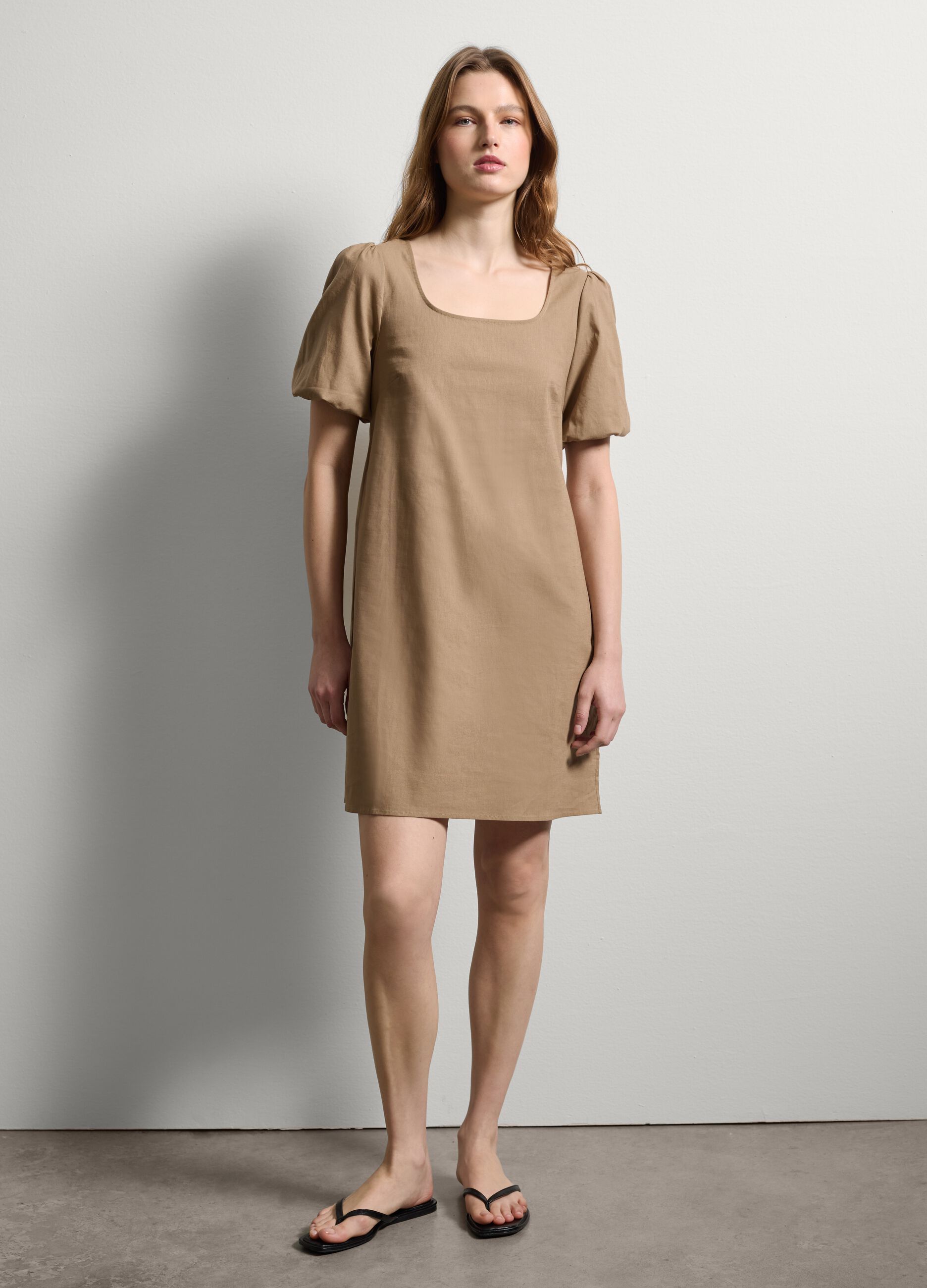 Kurzes Kleid aus Baumwolle und Leinen Beige