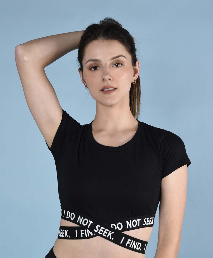 Polera deportiva ajustada manga corta cuello redondo Polera deportiva ajustada manga corta cuello redondo
