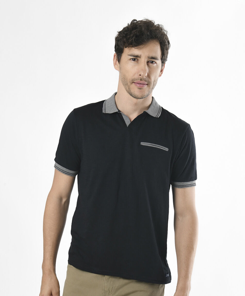 Polera con sale cuello hombre