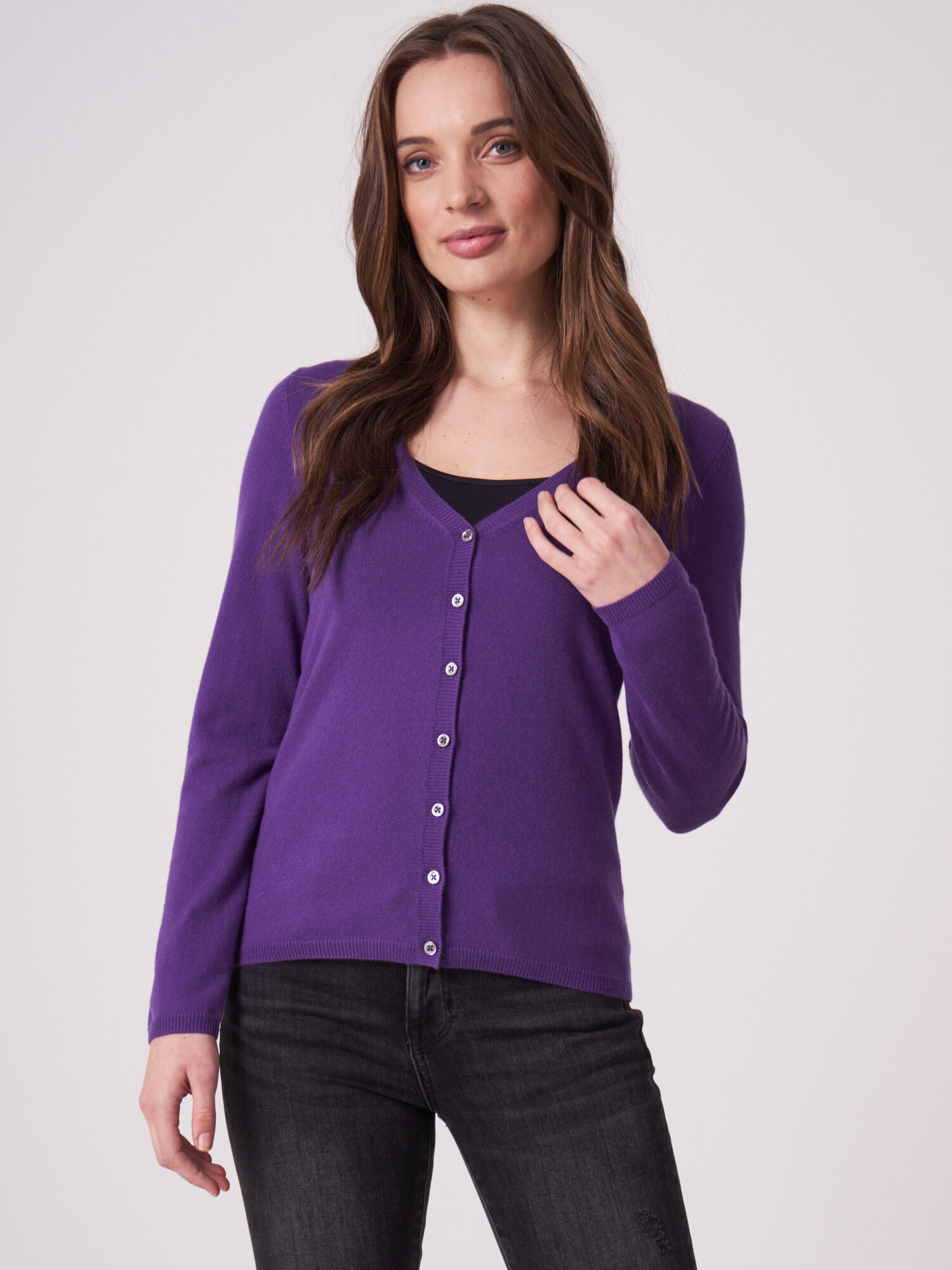 Basic fijngebreid vest met V-hals van biologisch cashmere
